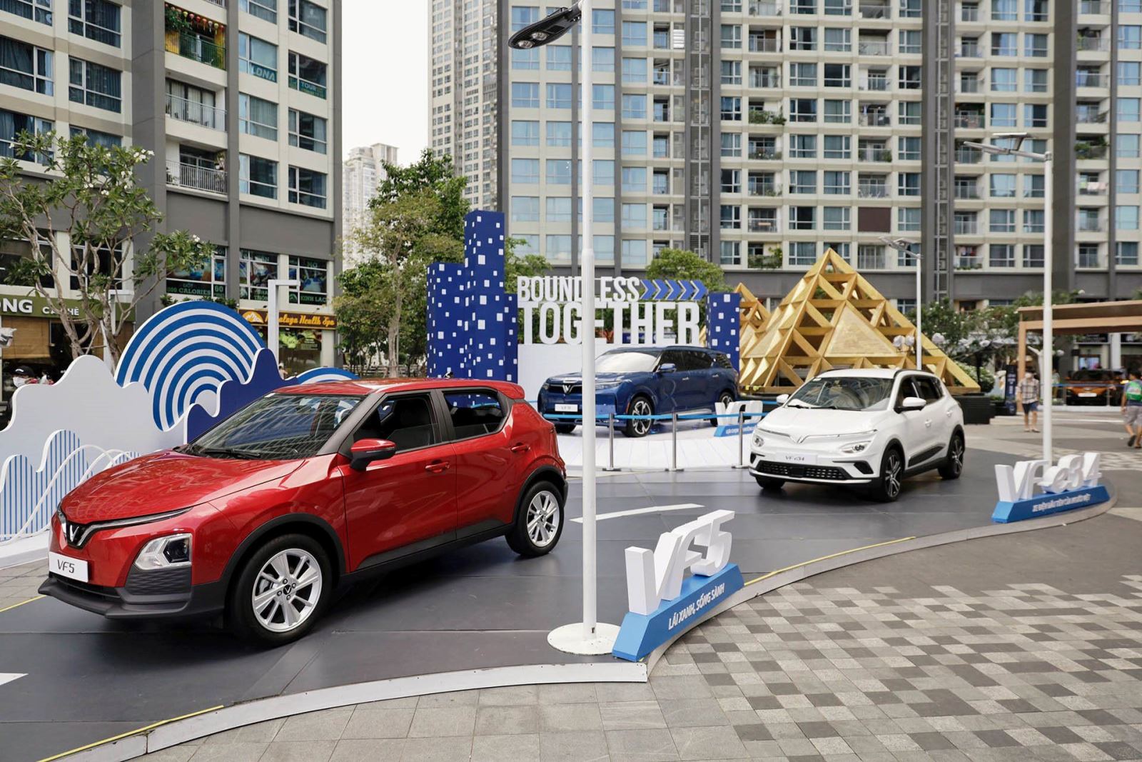 Các mẫu ô tô điện VinFast trưng bày tại triển lãm VinFast – Vì tương lai xanh ở TP.HCM.